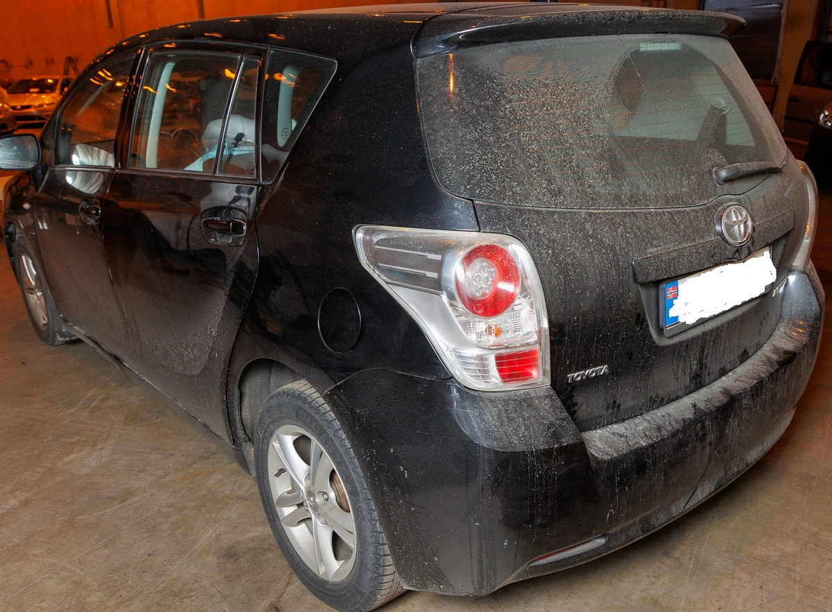 Svart Toyota Verso, 2010 modell. Sett bakfra