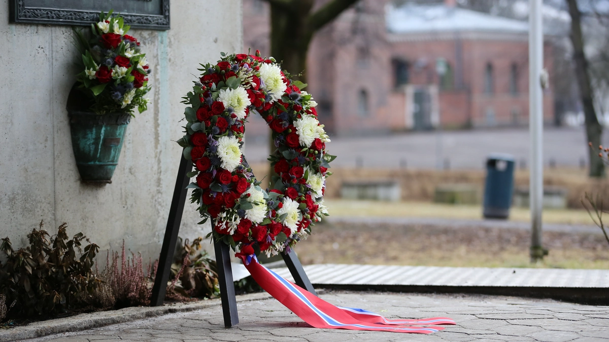 krans med norsk flaggbånd