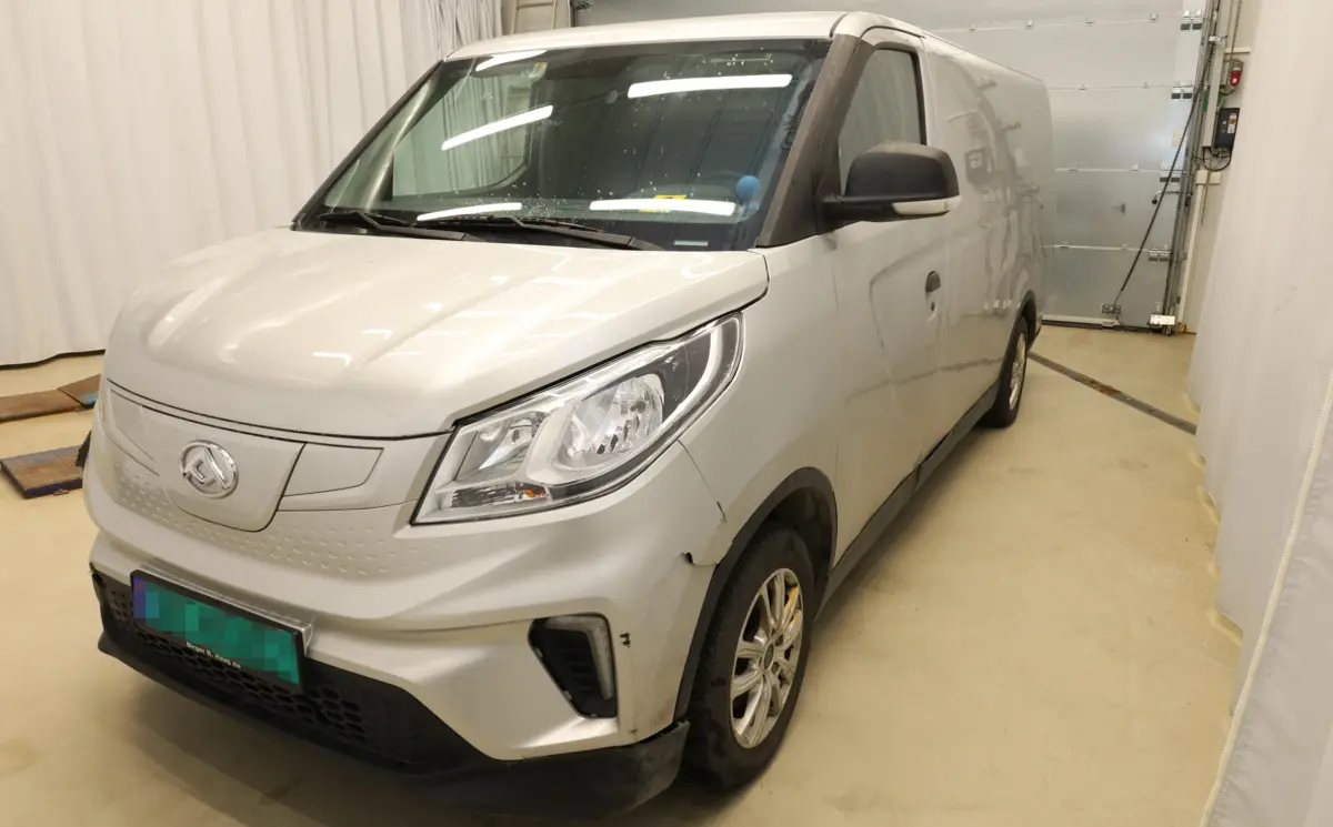 Bildet viser en Maxus varebil. 