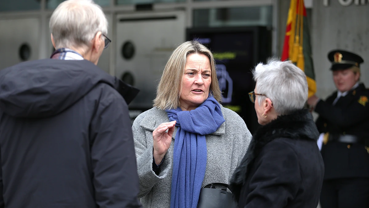 Tre personer. Mann og kvinne med ryggen til. Kvinne med ansiktet til kamera.