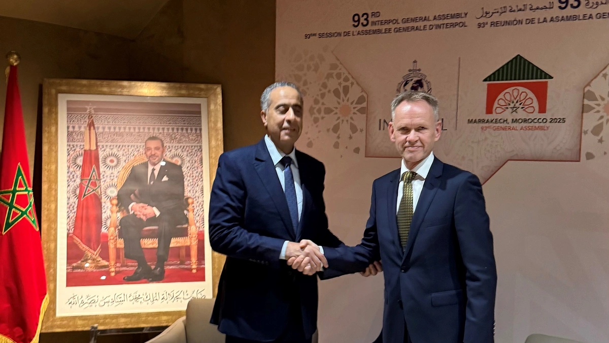 Generaldirektør Abellatif Hammouchi og politidirektør Håkon Skulstad etter signeringen av avtalen. 