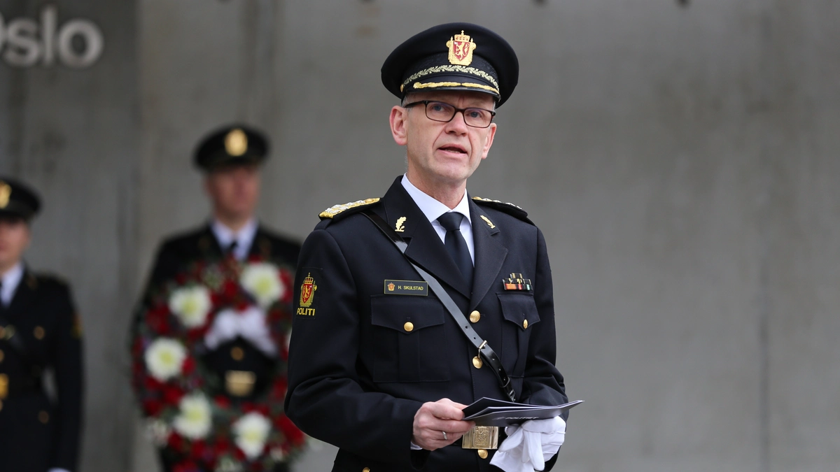 Politidirektør i uniform taler