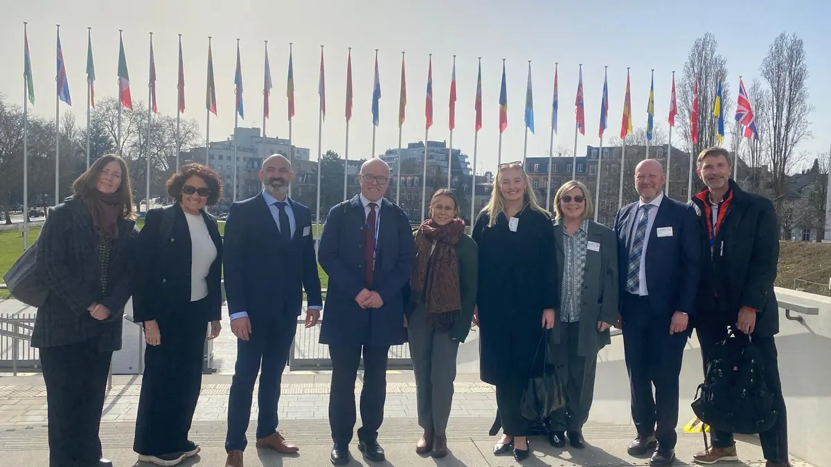 En gruppe mennesker foran Europarådets bygning.