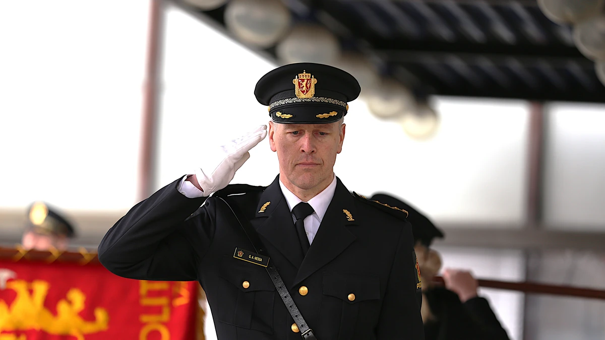 Politimann i uniform gjør honnør