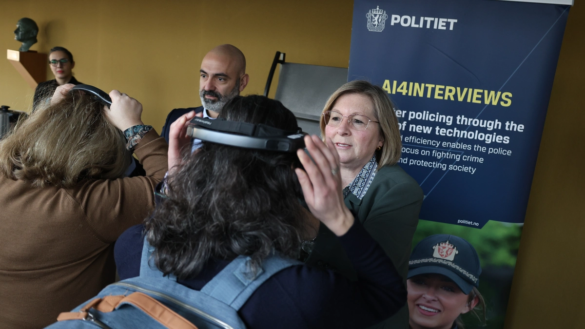 To mennesker viser to andr5e hvordan to hodekameraer virker. 