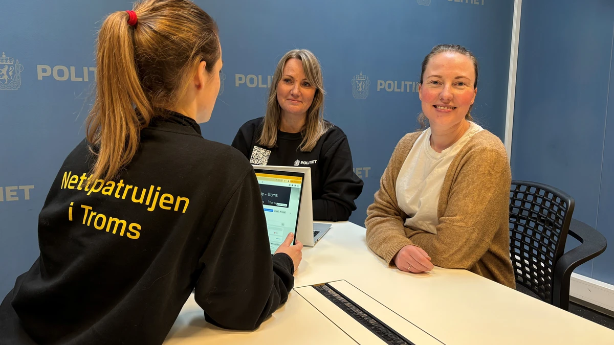 Tre personer på kontor 