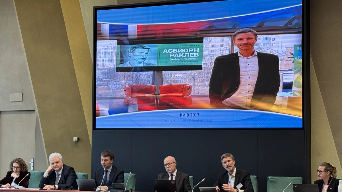 Et panel med med fempersoner som samtaler og holder innlegg. 