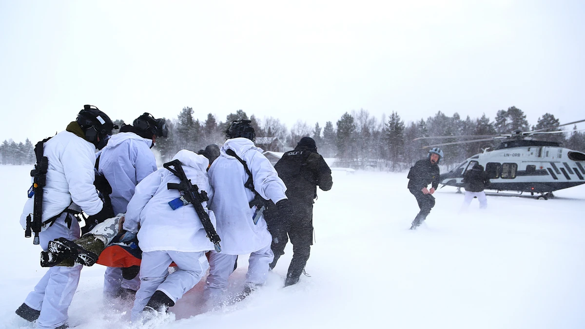 Fra øvelse. Skadd Person blir båret til helikopter